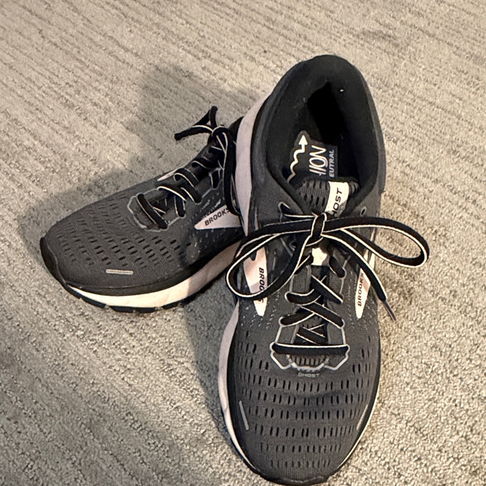 Brooks Ghost 13 Women's Gray and White Sneakers